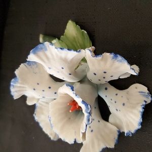 VINTAGE CAPODIMONTE FLOWER ON A STEM.